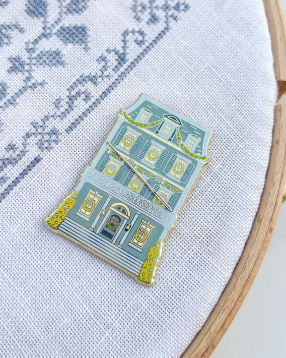 Blue Georgian Manor Needle Minder